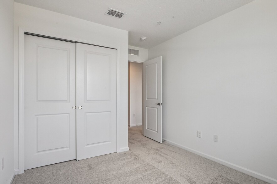 Building Photo - 1653 Pinecliff Dr