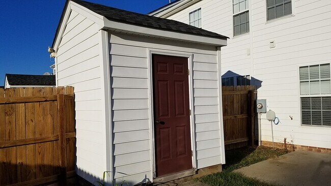 Building Photo - 3 bed, 2.5 Bath 1440sf End-Unit Henrico To...