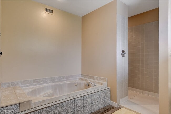 Building Photo - 3223 Pinehurst Dr