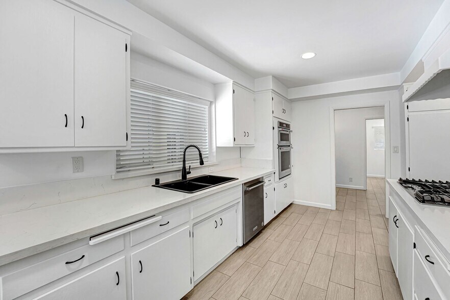 Building Photo - 555 Amalfi Dr