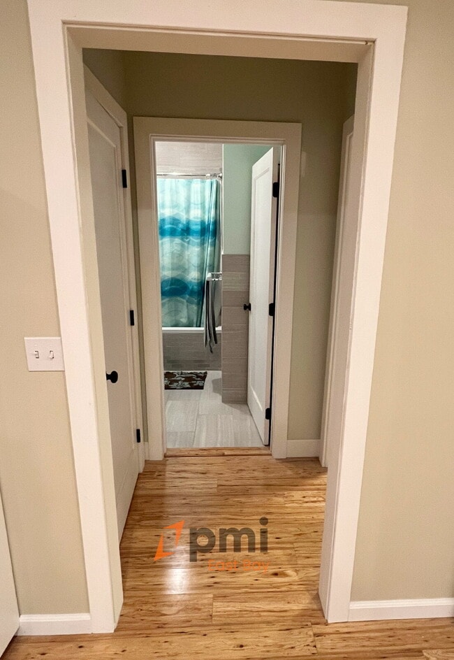 Building Photo - Modern 2bd/1ba Apartment with View