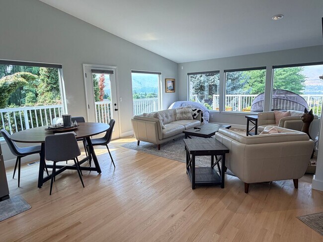 Building Photo - Executive 5 bed/4 bath home, POOL with pool service, decks with VIEWS, two kitchen/living room ar...