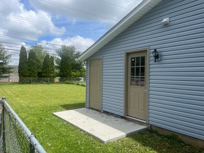 Building Photo - 650 Crest Dr