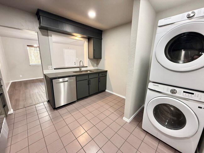 Building Photo - Newly renovated 2-bed/2-bath