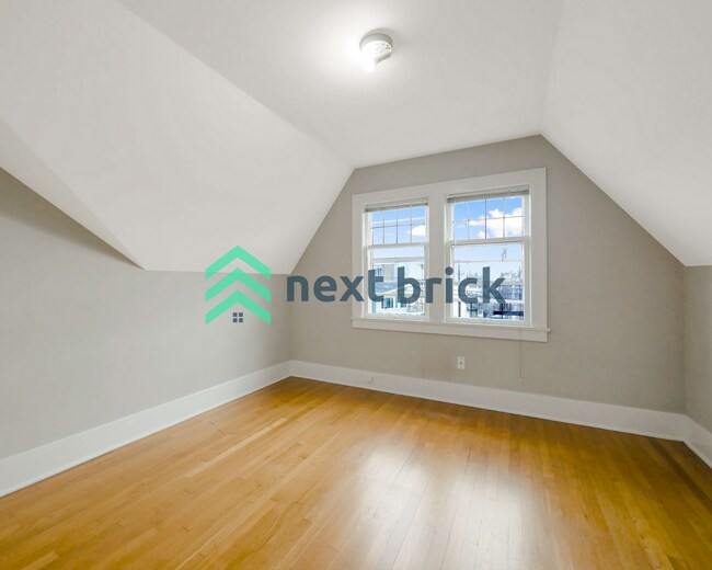 Building Photo - 4 Bed and 2 Bath Queen Anne Craftsman Hous...