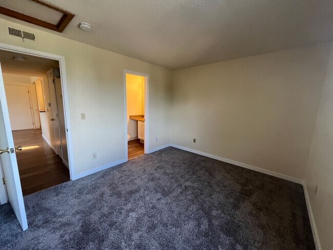 Building Photo - Nice 2 bed 2 bath Condo