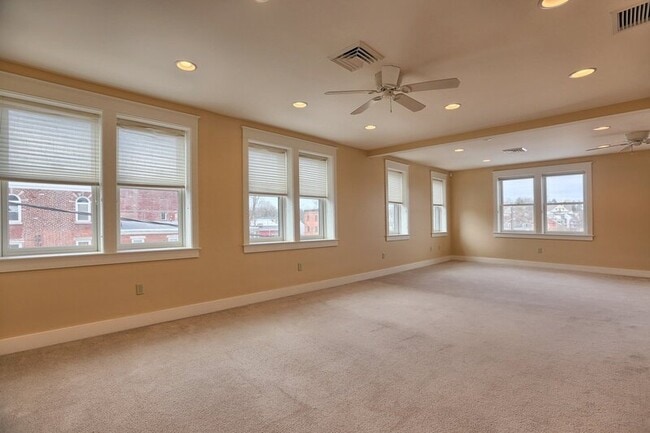 Building Photo - 353 W King St