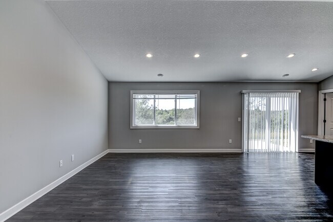 Building Photo - 600 W 9th St