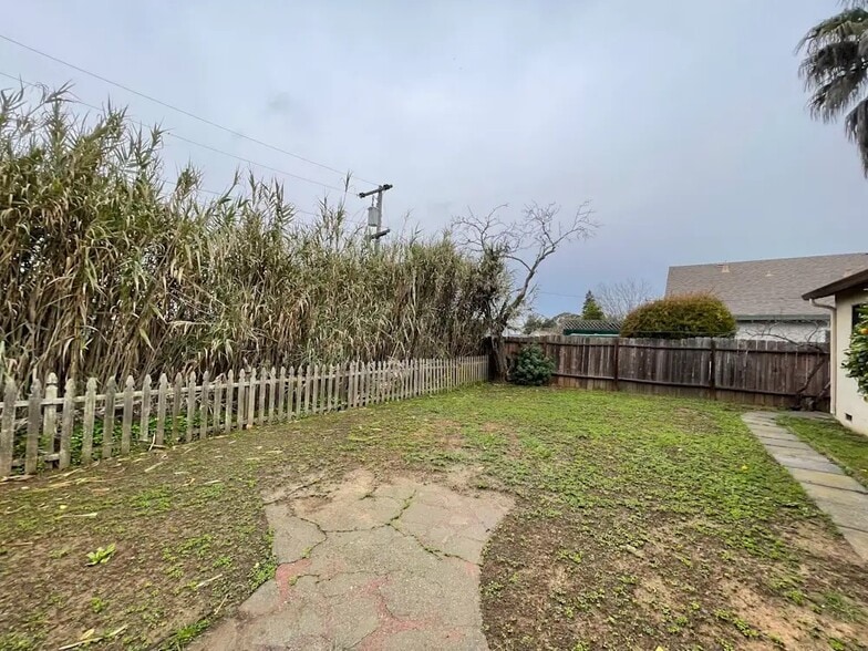 Building Photo - 402 Baylor Dr