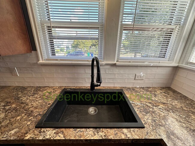 Building Photo - Gorgeous Pet-Friendly 3 Bedroom 1 Bath House
