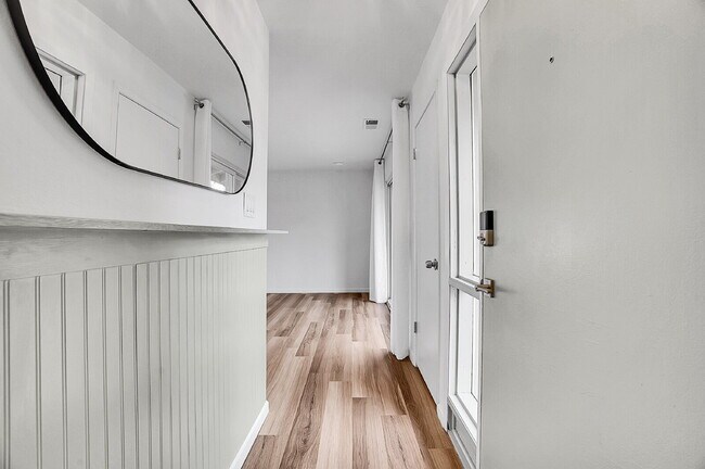 Building Photo - $2,145.95 with $300 Off the first month's rent, 2 Beds - 1 Bath, Townhouse in Greenwood Village w...