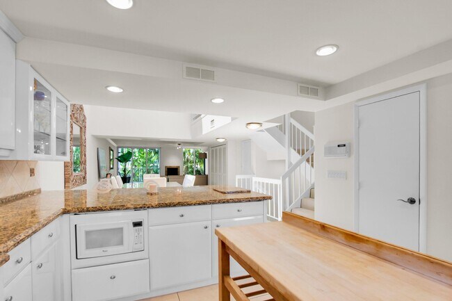 Building Photo - 1222 Hillsboro Mile