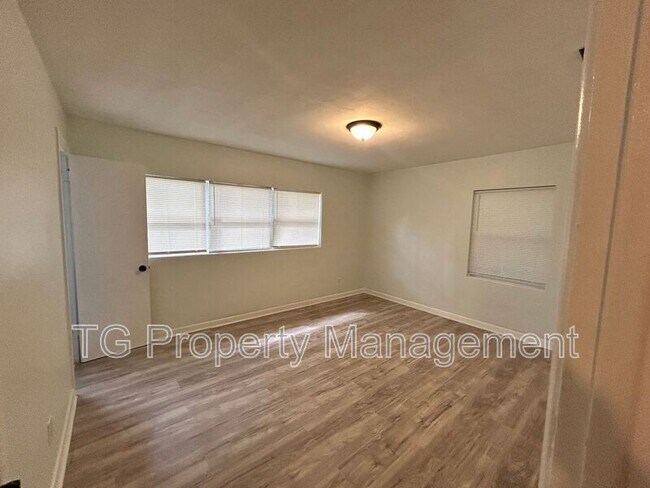 Building Photo - 6453 Burgundy Rd S