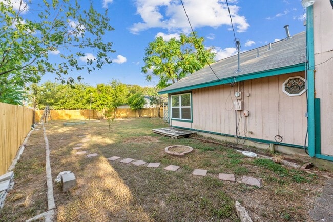 Building Photo - Bright and Inviting 3-Bedroom with Private...