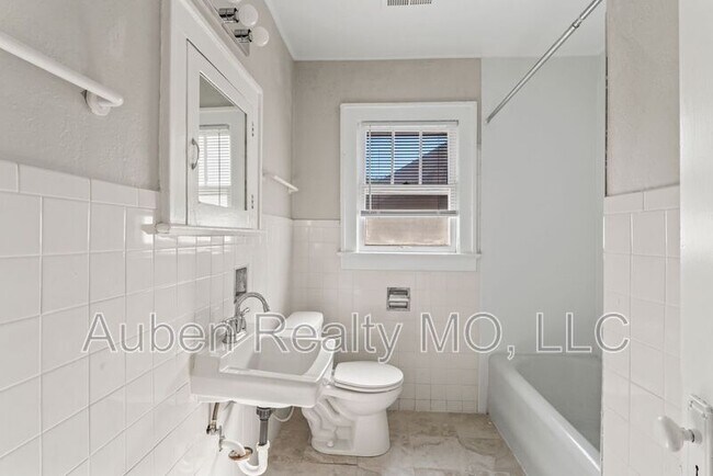 Building Photo - 5305 Charlotte St