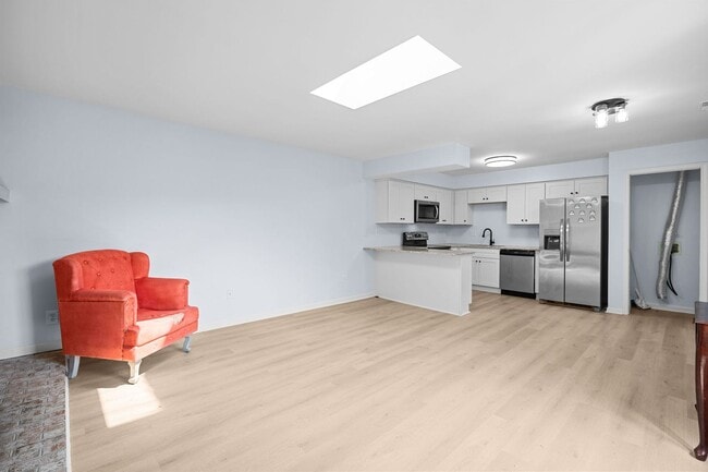 Building Photo - Fully Renovated Condo for Rent in Virginia...