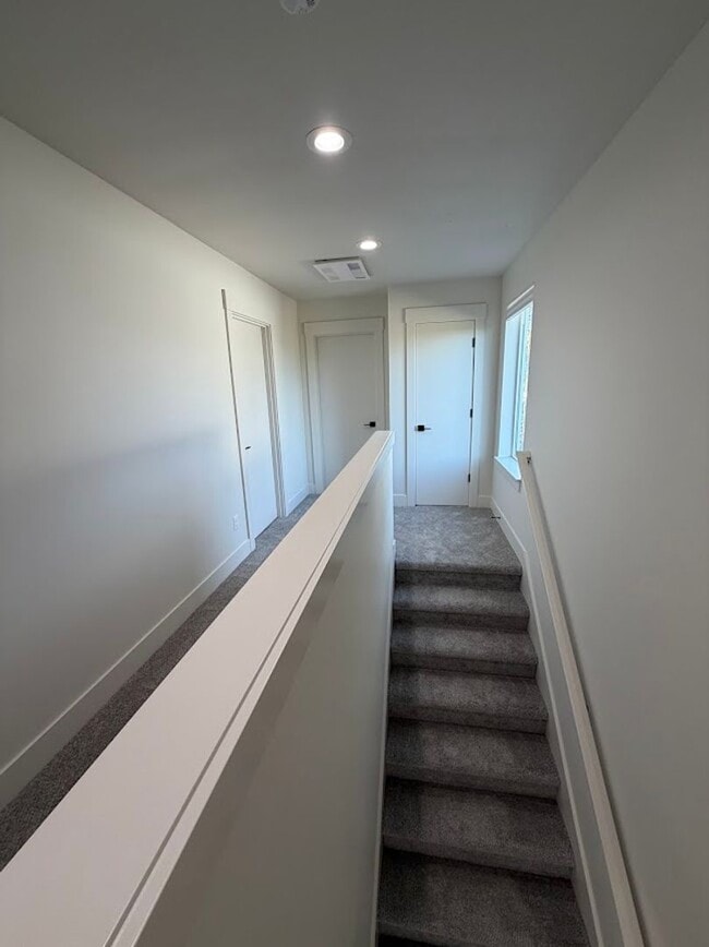 Building Photo - Modern Living Duplex in Keizer