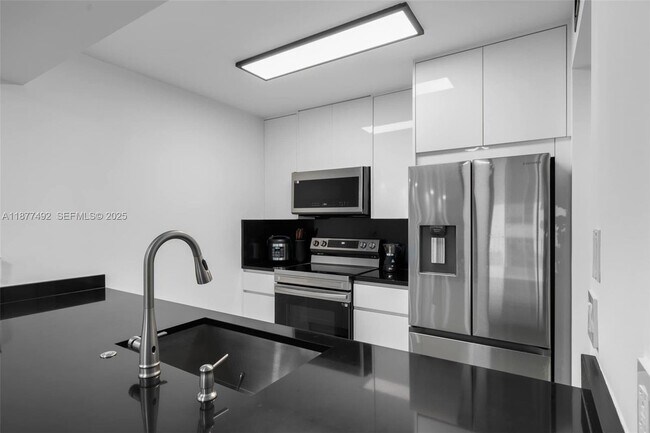 Building Photo - 1200 Brickell Bay Dr