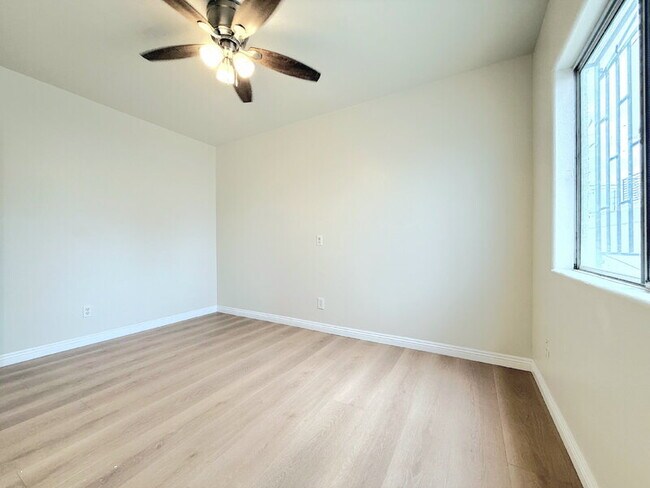 Building Photo - 1325 W 58th St