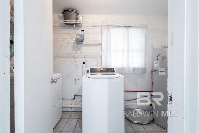 Building Photo - 409 W Canal Dr