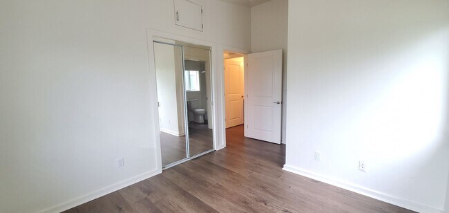 Building Photo - AVAILABLE NOW! 2 bed, 2 bath Duplex unit in Kailua Town