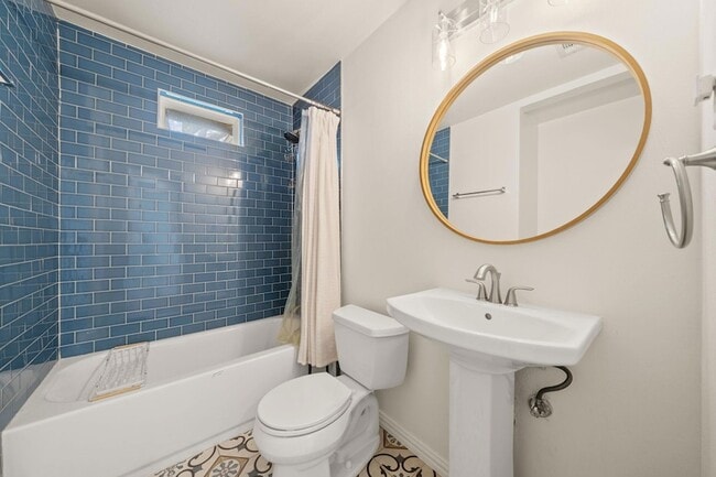 Building Photo - 912 Mansell Ave