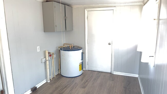 Building Photo - 3 bedroom 1 bathroom house available