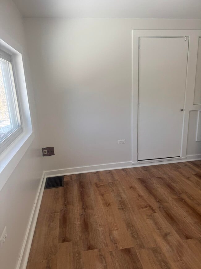 Building Photo - 3079 Pittsview Dr