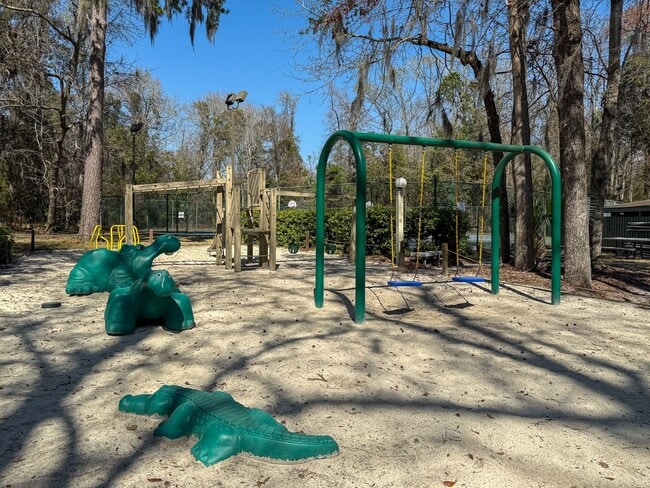 Building Photo - Remodeled Condo Located In Woodlake Villas