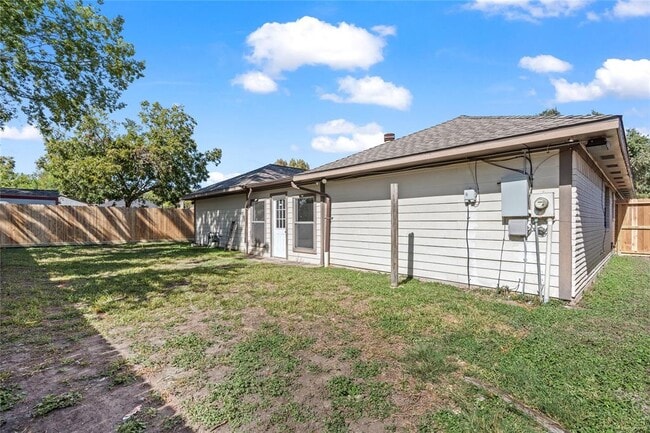 Building Photo - 6802 Vialinda Dr
