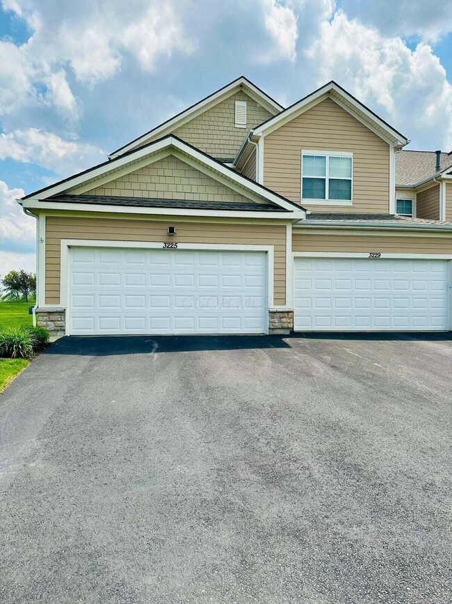 Building Photo - 3225 Rossmore Cir