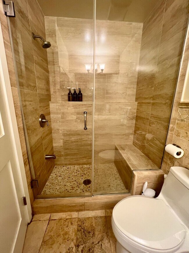 Building Photo - Luxurious 3-Bedroom Townhome in Fairmount!...