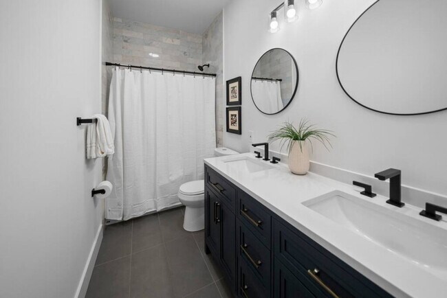 Building Photo - 704 Wayne St