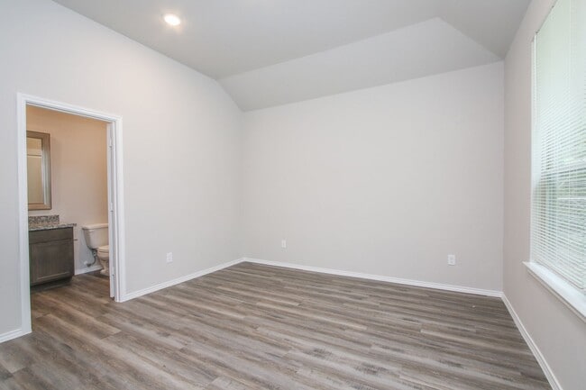 Building Photo - Beautiful 3 Bedroom / 2 Bathroom home in 7...