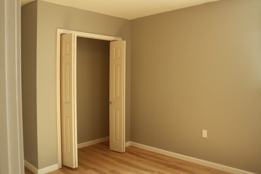 Closet - 7918 Lloyd Ave