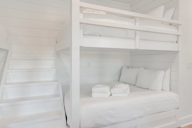 Building Photo - 223 E Lakeshore Dr