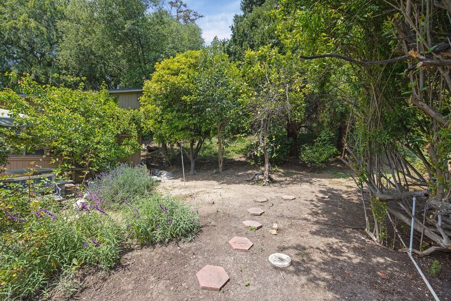 Building Photo - Classic Mid-Century home moments from Fryman Canyon