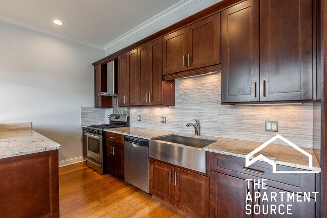 Building Photo - 1533 W Warren Blvd