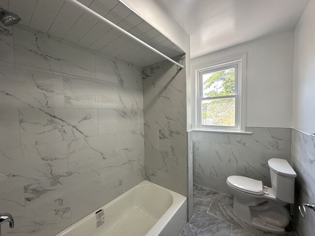Building Photo - 5 bedrooms, 1 bathroom