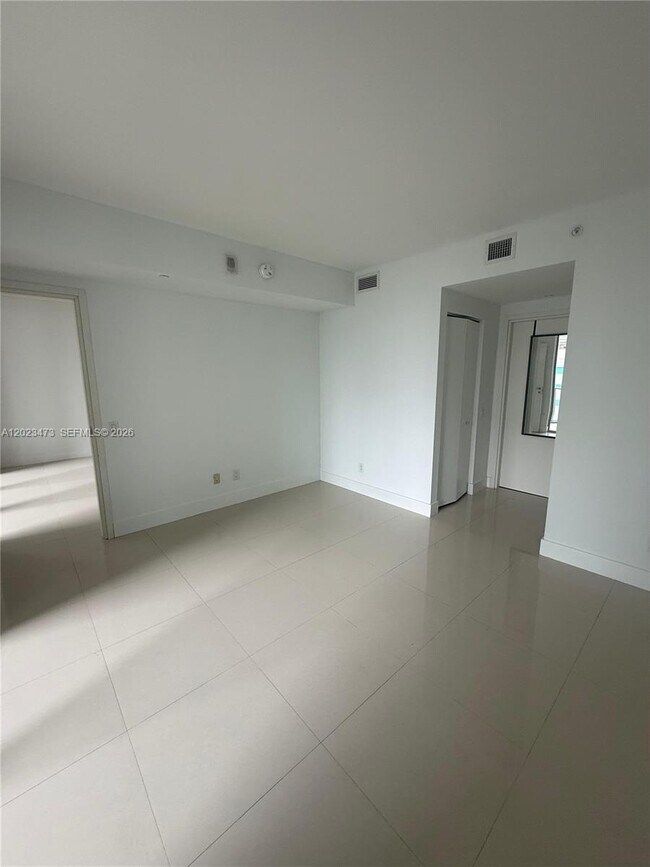 Building Photo - 1300 Brickell Bay Dr