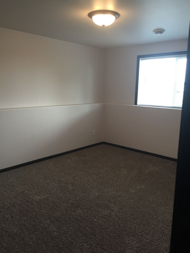 Building Photo - 4 Bed 3 Bath Single Family Home