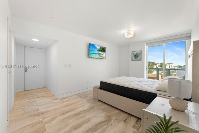 Building Photo - 5900 Collins Ave