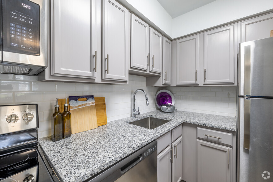 Kitchen - Woodmere Trace Apartment Homes