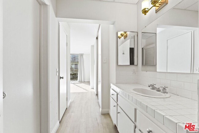 Building Photo - 10747 Wilshire Blvd