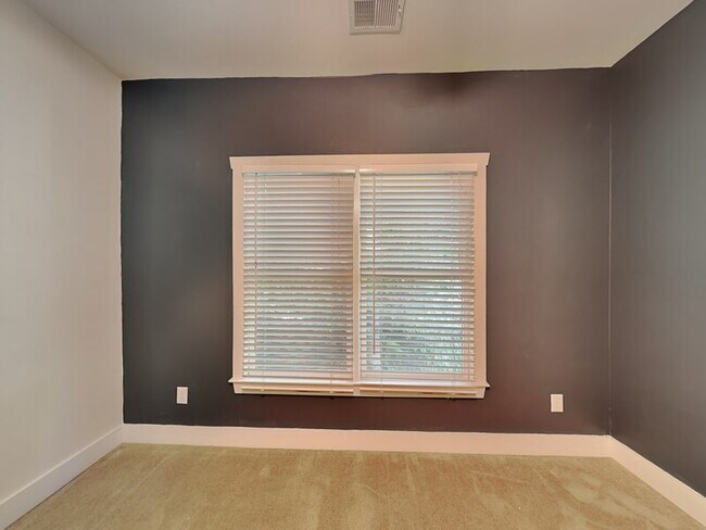 Building Photo - 2081 Eagle Ridge Dr