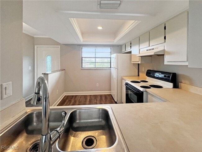 Building Photo - 4530 SW 10th Ave