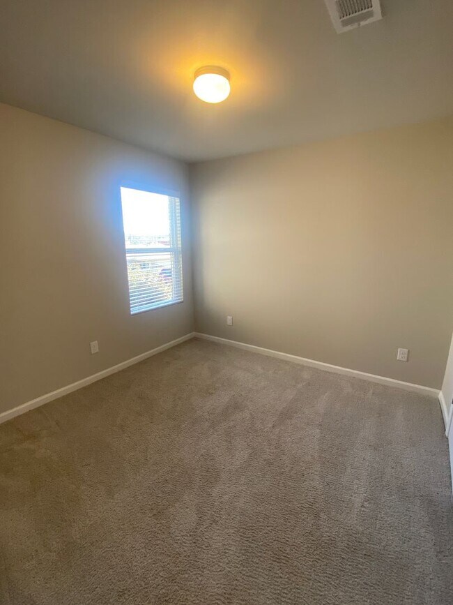 Building Photo - Spacious 3BR/2BA Home with Garage