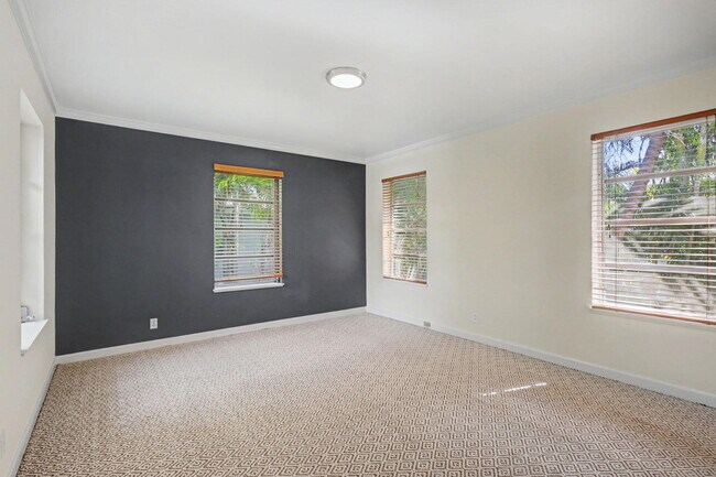 Building Photo - 240 Oleander Ave