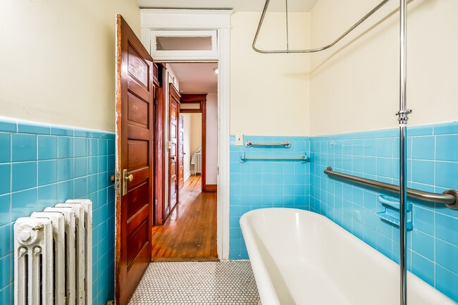 Building Photo - 1236 Oates St NE