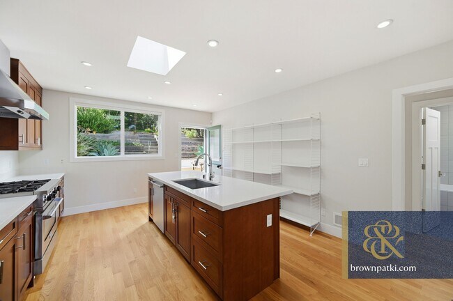 Building Photo - 362 Chenery St